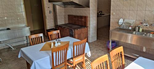 斯托尼拉斯奇Wpadnij do Zosi - ex Pensjonat Emilia的厨房配有桌椅和炉灶。
