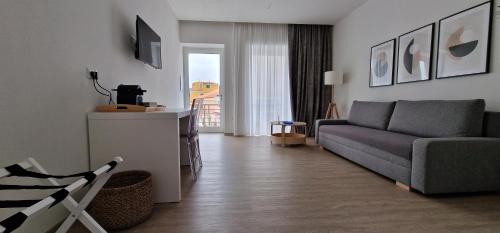 圣特雷莎加卢拉SARDINIA SUITES & APARTMENTS -Suite in centro-的带沙发和电视的客厅