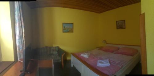 JesenicePenzion u Příhodů的卧室配有一张黄色墙壁上的床