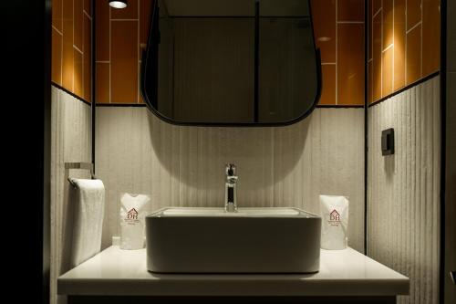 阿克套Dostyk Business Hotel的一间带水槽和镜子的浴室