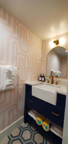 檀香山S&N Lux Suite-Free Parking-King Bed-Kitchen-WiFi的一间带水槽和镜子的浴室