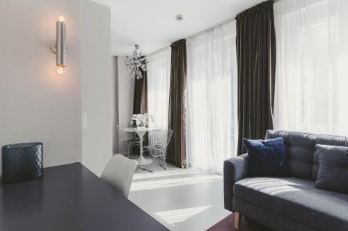 维也纳HeyMi Apartments Mondschein的带沙发、桌子和窗户的客厅