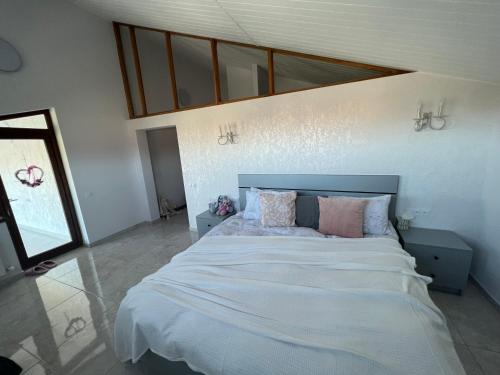 PtykhniImmanuel Villa的一间卧室配有一张大床和枕头