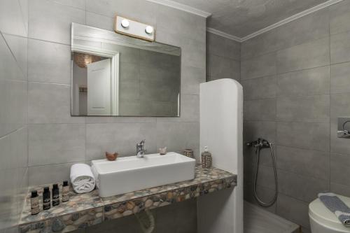 PachainaFani Dream Suite的一间带水槽、镜子和卫生间的浴室