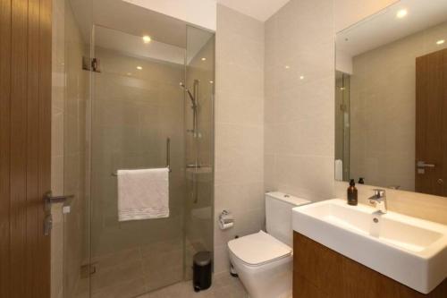 科伦坡Twin Peaks residence的浴室配有卫生间、盥洗盆和淋浴。