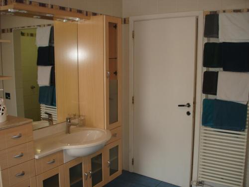 Courcellesappartement Courcelles的一间带水槽和镜子的浴室