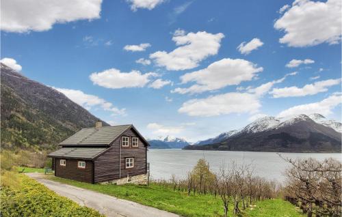 DjønnoBeautiful Home In Vallavik With Kitchen的山 ⁇ 湖畔的小木屋