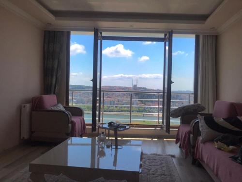 伊斯坦布尔Golden horn view apartment的客厅设有美景大窗户