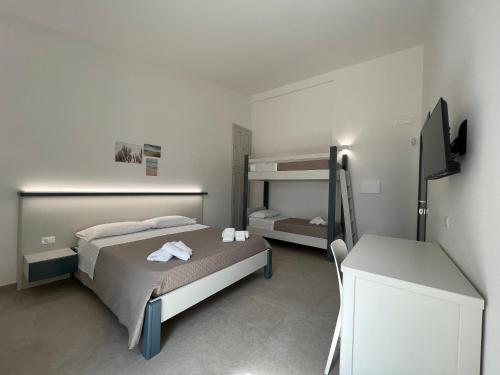 奥特朗托Perla D'Oriente的一间卧室配有一张床和一张双层床。