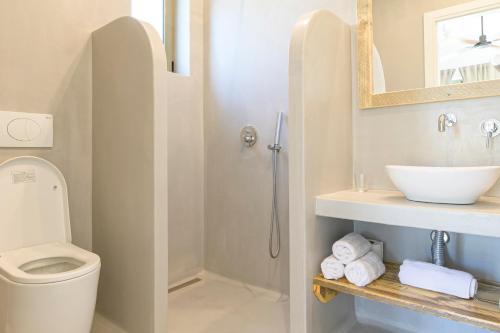 塞奥洛戈斯LOGOS Beach Village的带淋浴、卫生间和盥洗盆的浴室