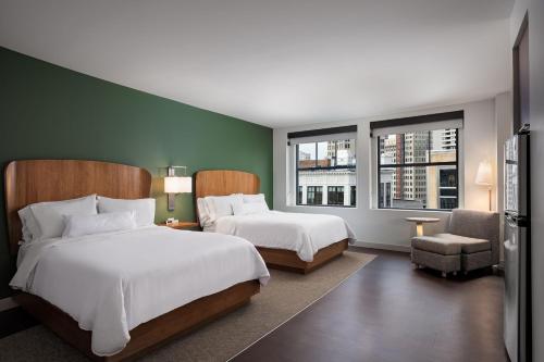底特律Element Detroit at the Metropolitan的带2扇窗户的酒店客房内的2张床