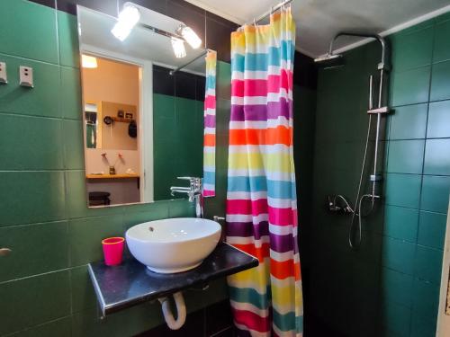 雅典Studio in Athens center的浴室设有水槽和色彩缤纷的浴帘