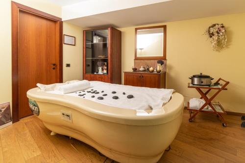 阿祖加卢克斯花园酒店 的客房内的大浴缸