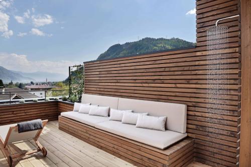 拉纳施瓦兹史密德酒店的木制甲板上的白色沙发