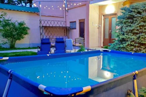 塔什干FRОDО - Cozy as a home for 2-5 persons的房屋前的游泳池