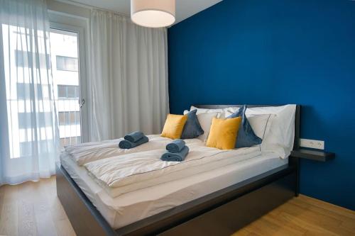维也纳Modern apartment near Stadtpark的蓝色卧室设有一张带蓝色墙壁的大床