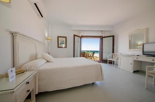 萨阿拉德洛斯阿图内斯格兰索尔酒店的一间卧室配有一张床、一张书桌和一台电视