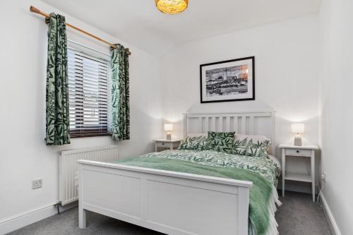 滕比Woodfield House - Beautiful Tenby Cottage的白色的卧室设有床和窗户
