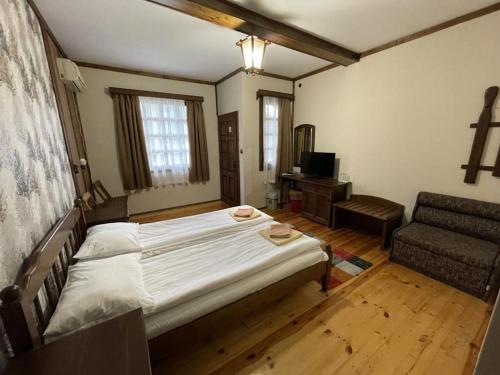 SrazimirComplex Barite的一间卧室配有一张大床和一张沙发
