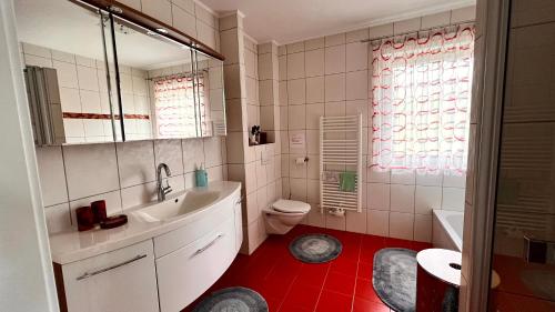穆尔河畔布鲁克Ferienwohnung Brenner的白色的浴室设有水槽和卫生间。