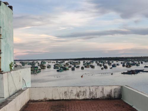 拉米斯瓦拉姆SIVA LODGE的享有海港和水中船只的景色