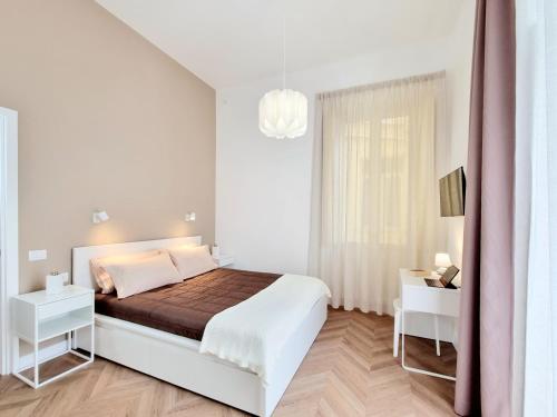 卡利亚里Glamour Suite Cagliari的白色的卧室设有床和窗户