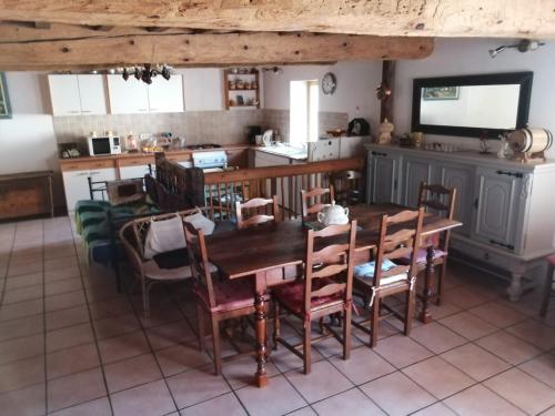 BorceMaison de montagne的厨房以及带木桌和椅子的用餐室。