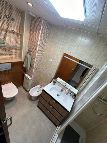 卡里拉Duplex en centro de calella的一间带水槽、卫生间和镜子的浴室