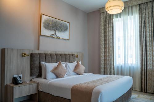 迪拜Best Western Plus Dubai Academic City的酒店客房设有床和窗户。