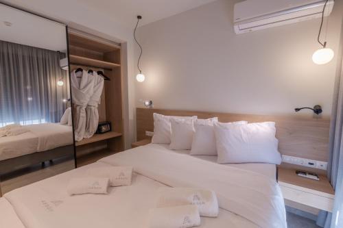 沃洛斯Aeson Premium Living的卧室配有白色大床和白色枕头