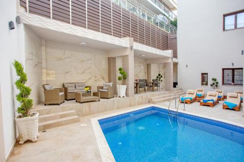 内亚卡瓦里Kavala Resort & Spa的房屋中间的游泳池