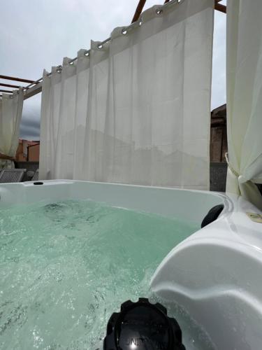 博萨Regnos Altos boutique rooms的淋浴旁的浴缸装满绿色的水
