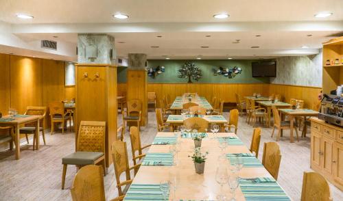 哈卡哈克斯酒店的用餐室配有长桌子和椅子