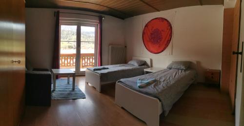 斯拉德明Bike hostel Schladming的客房设有两张床和窗户。