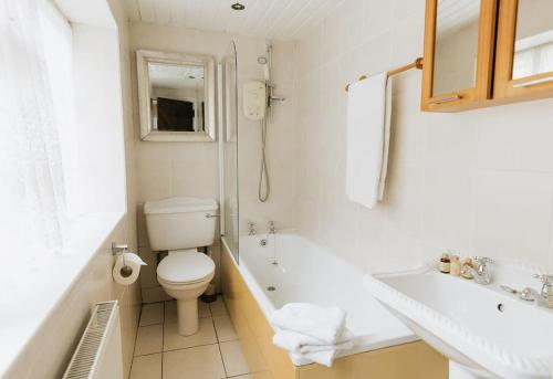 卡斯尔顿CLIFFE COTTAGE - Countryside Cottage in Castleton, Peak District National Park的浴室配有卫生间、浴缸和水槽。