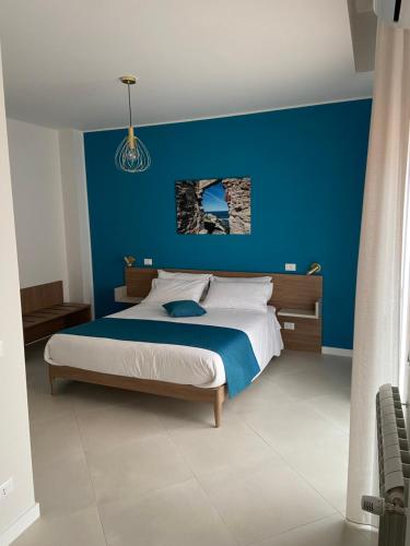 巴勒莫Maqueda Suites的蓝色的卧室,配有一张蓝色墙壁的床