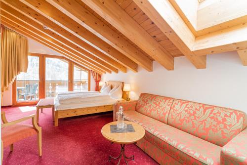 采尔马特高山天堂酒店的客厅配有沙发和1张床