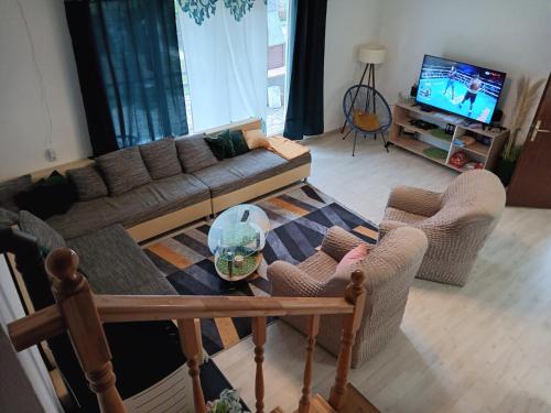 科雷尼察Holiday home Ivano的客厅配有沙发、椅子和电视