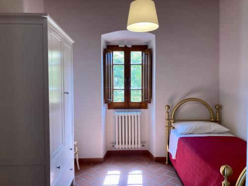 圣焦万尼瓦尔达尔诺Agriturismo Podere Filicaia的一间小卧室,配有床和窗户