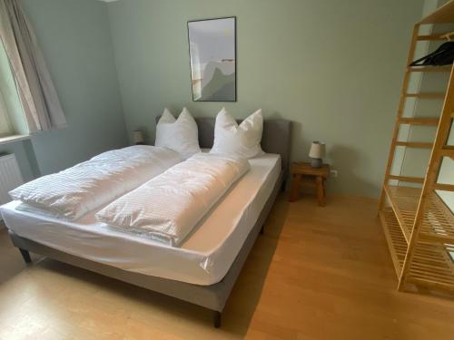卑尔根Bayern Lodge Bergen的一张床上的白色枕头