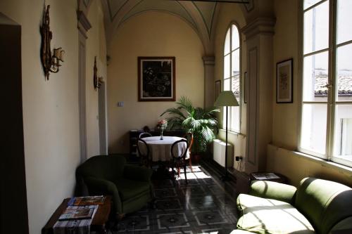 福利尼奥La Corte的客厅配有桌椅和窗户。