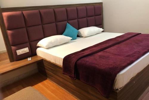 阿格拉HOT - House Of Travellers Taj view的一间卧室配有一张大床和大床头板