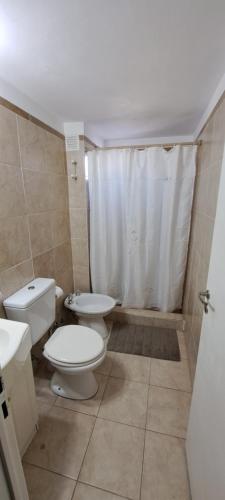 罗萨里奥departamento TEO的浴室配有卫生间、盥洗盆和淋浴。