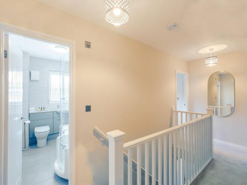 StrinesAnnes Cottage的浴室设有楼梯、卫生间和水槽。