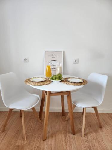 比索达雷加Janela D’Ouro的一张桌子,上面有两把椅子和一盘食物