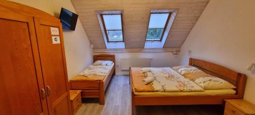 波别罗沃波德扎格拉米酒店的小房间设有两张床和两个窗户