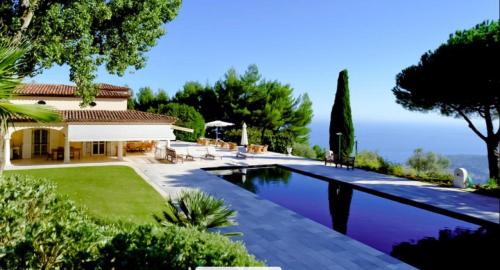 艾日The Unique Villa with Magnificent sea view的房屋前的游泳池