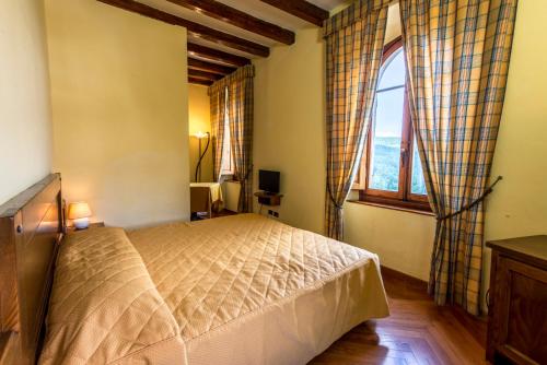 阿贝托内贝拉维斯塔酒店的一间卧室设有一张床和一个大窗户