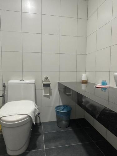 吉隆坡Chambers Suites KL的一间带卫生间和水槽的浴室