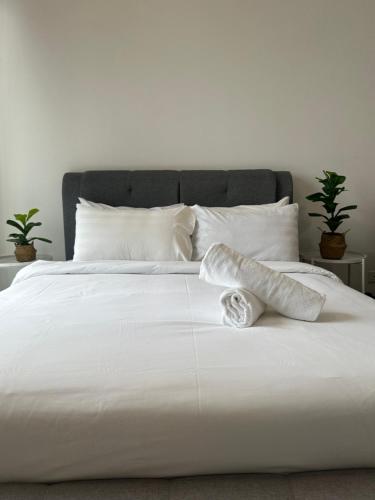 吉隆坡Chambers Suites KL的白色的床、白色床单和枕头